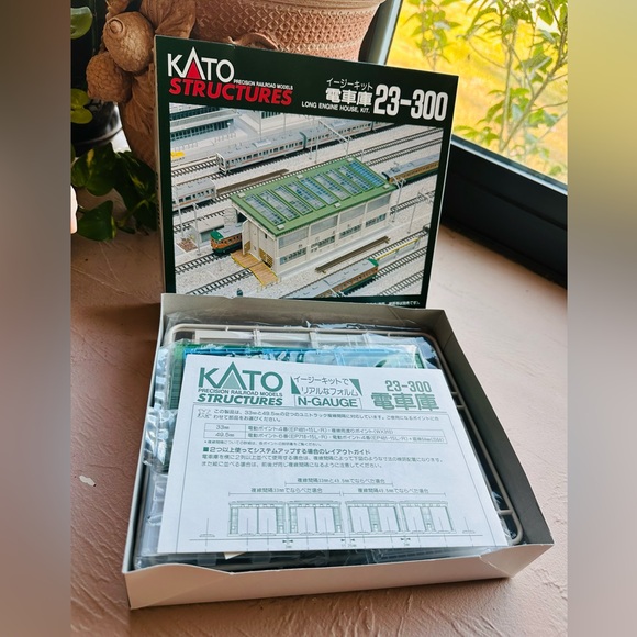 Kato 23-300 N Scale Long Engine House model railroad building kit - Picture 5 of 10